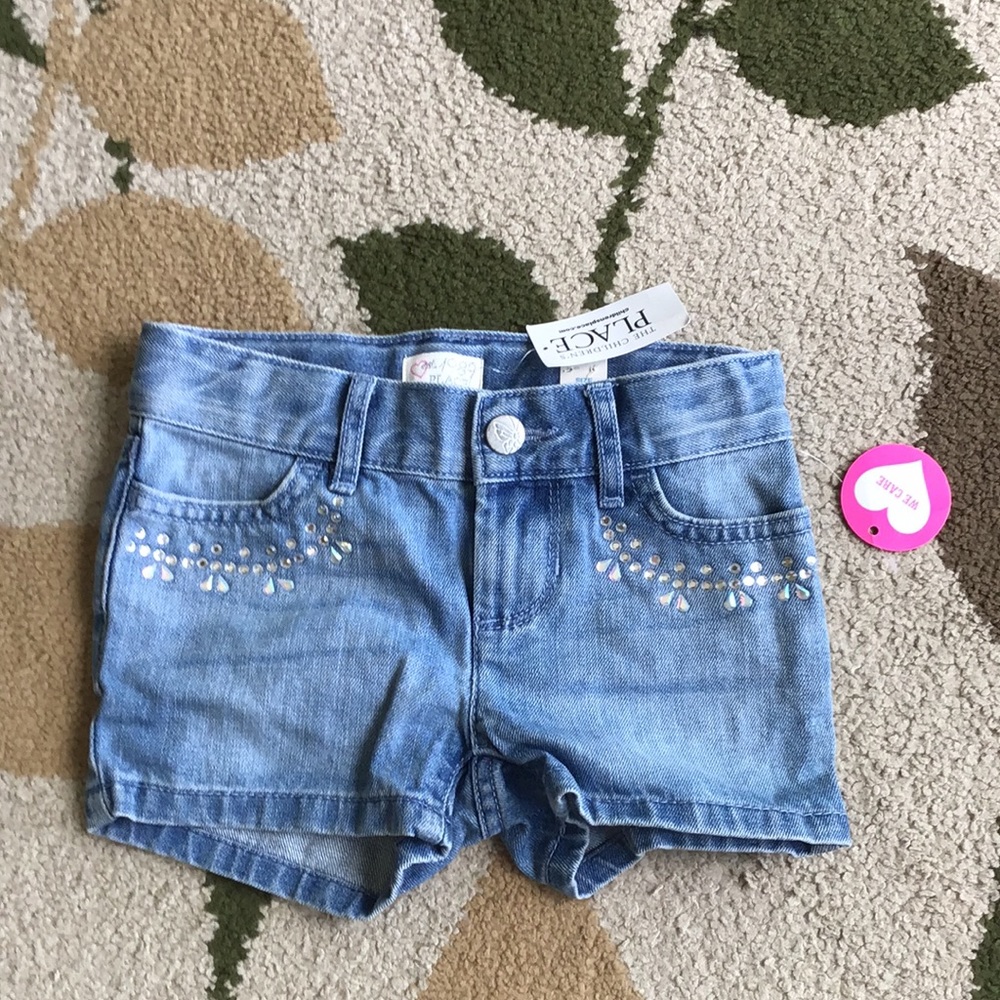 The children’s Place denim girls jean shorts. Size 4 In brand new condition!